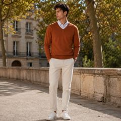 Pull homme café à col V, manches longues et bas côtelé, pantalon clair