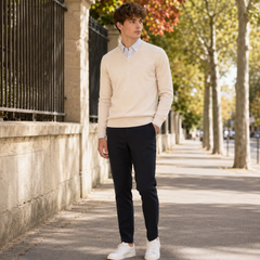 Pull homme crème à col V avec chemise rayée et pantalon marine