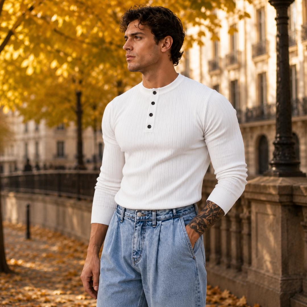 Pull homme blanc en maille côtelée, patte boutonnée noire vue de près