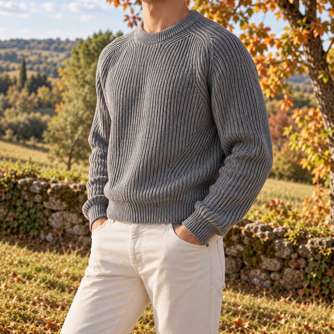 Pull gris côtelé porté de trois quarts, manches raglan et bas de corps côtelé