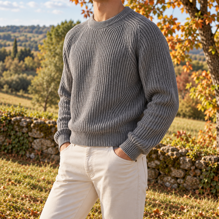 Pull gris côtelé porté de trois quarts, manches raglan et bas de corps côtelé