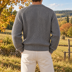 Dos du pull homme gris en maille côtelée avec coutures raglan visibles