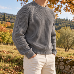 Pull homme gris côtelé avec col rond, porté avec un pantalon clair