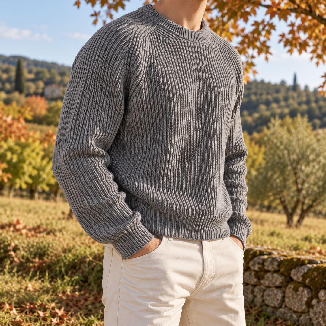 Pull homme gris côtelé avec col rond, porté avec un pantalon clair