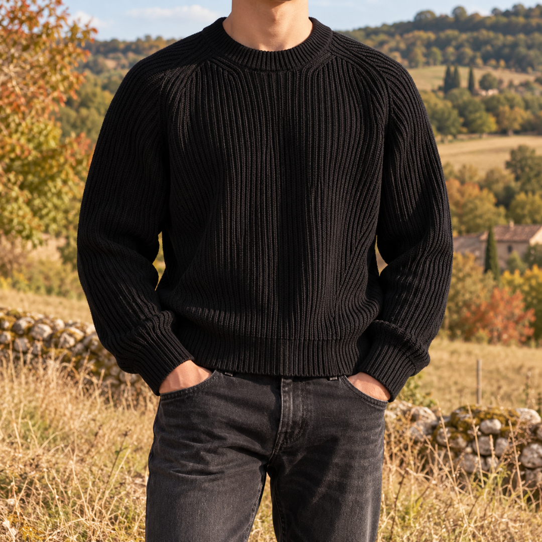 Pull noir côtelé de face, larges bords côtelés aux poignets et à la taille