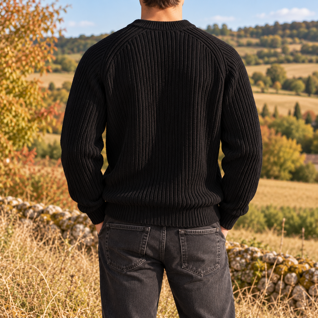 Dos du pull homme noir en maille côtelée avec bas de corps côtelé