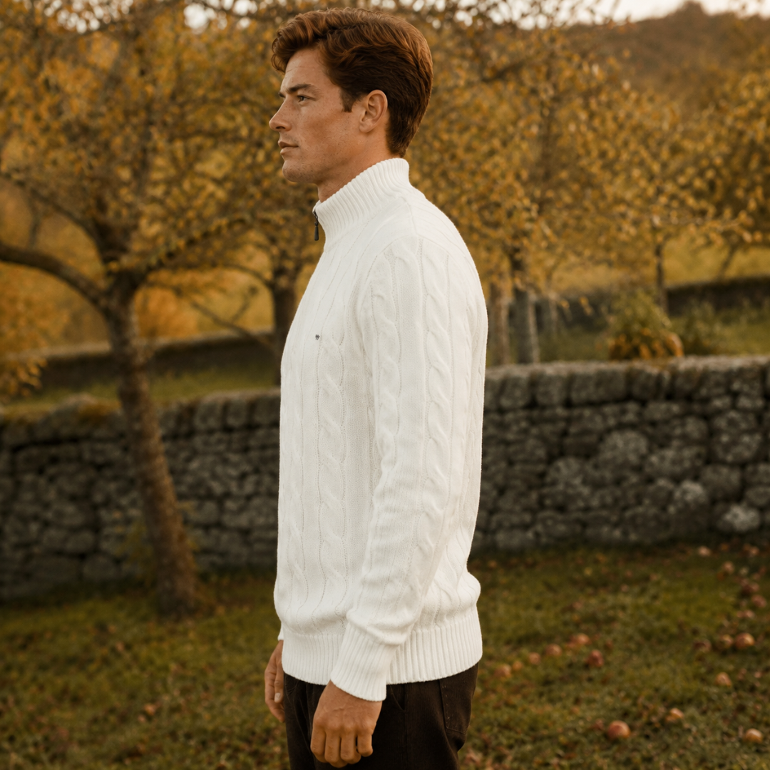 Vue de profil du pull homme blanc, col montant côtelé et manches longues torsadées