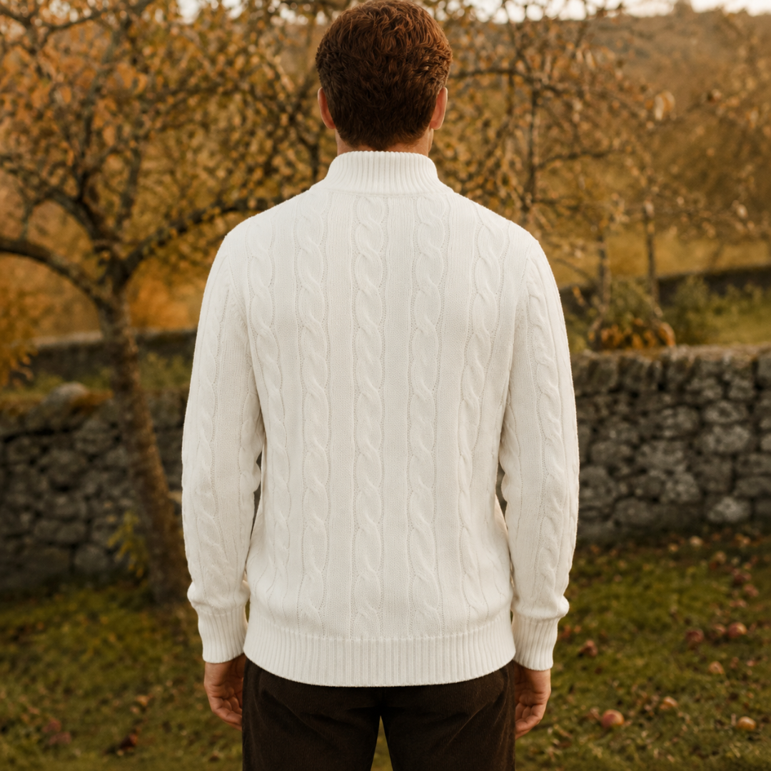 Dos du pull homme blanc montrant les torsades verticales et la bande de taille côtelée