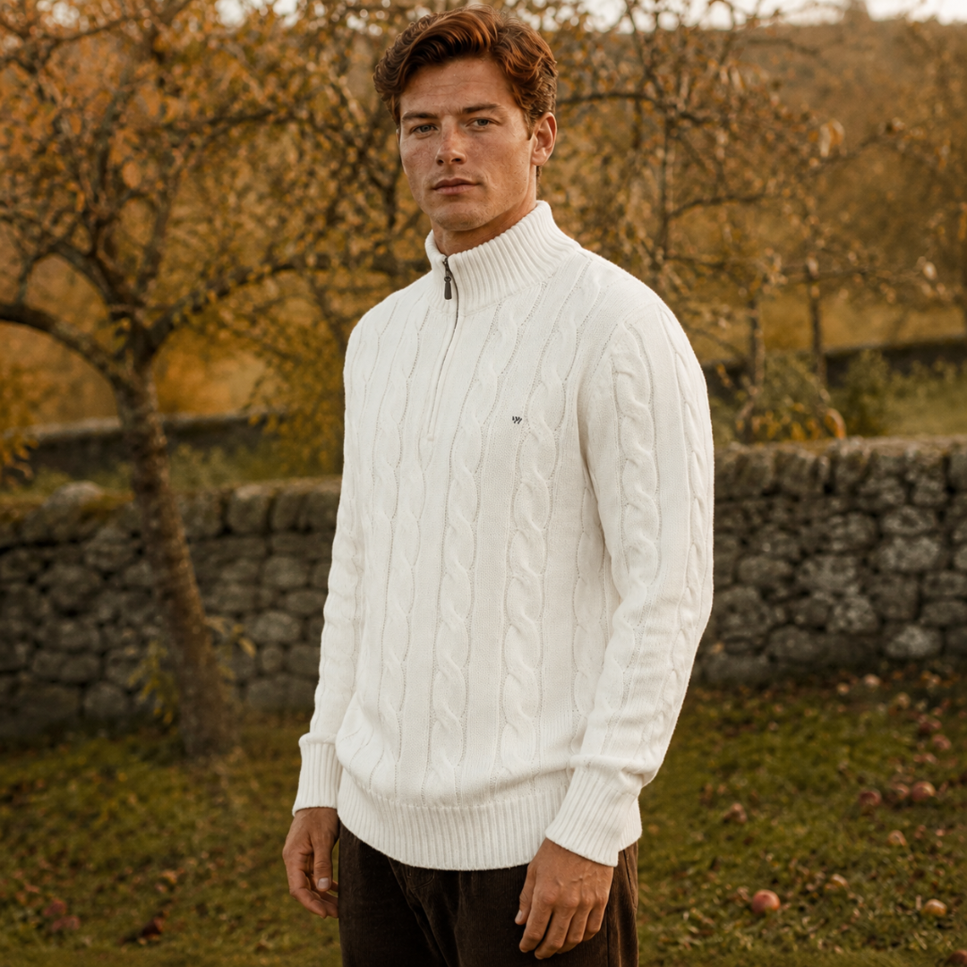 Pull homme blanc trois quarts avec logo brodé sur la poitrine et demi-zip