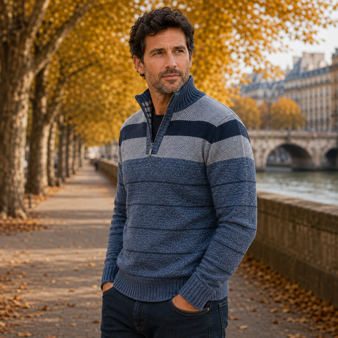 Homme portant un pull bleu demi-zip aux rayures marine et grises contrastées