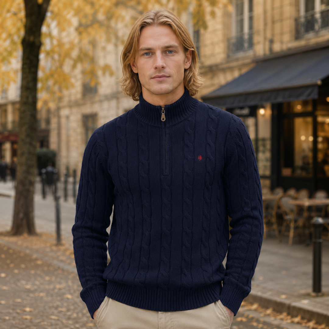 Pull homme bleu marine à torsades avec logo brodé rouge et demi-zip
