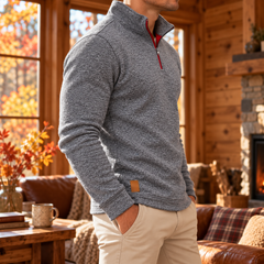 Pull homme gris vu de côté, manches longues et poignets côtelés