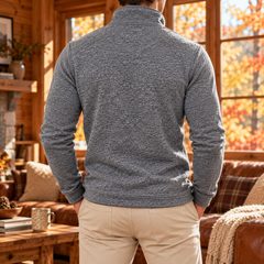 Dos du pull homme gris à col montant, bas côtelé et manches longues