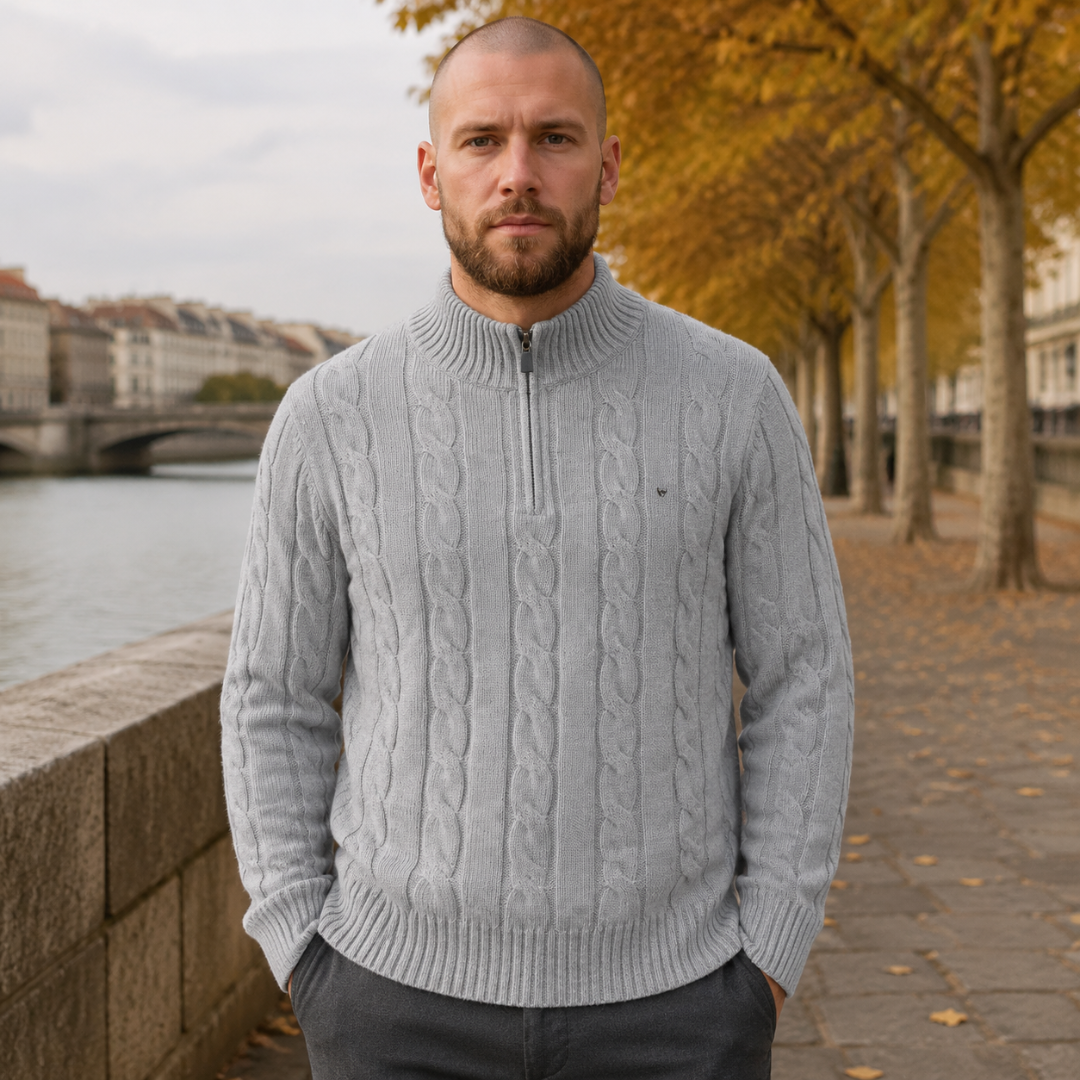 Pull homme gris clair à torsades, col montant et fermeture demi-zip devant