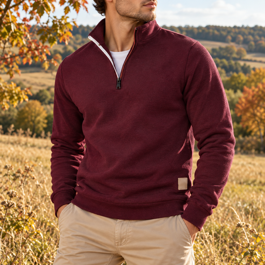 Pull homme rouge à col montant et demi-zip contrasté, porté avec un chino beige