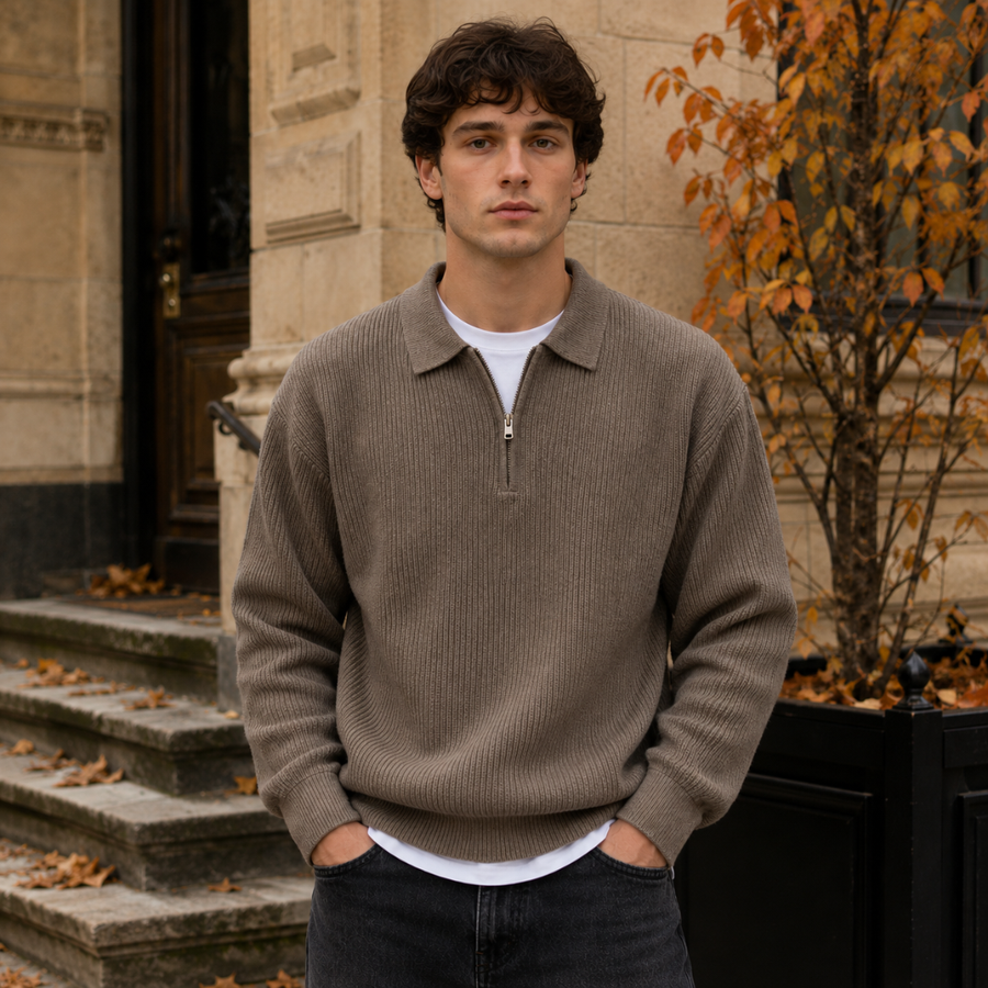Pull homme marron demi-zip porté de face, col polo ouvert sur un t-shirt blanc