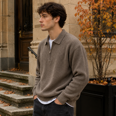 Pull marron en maille côtelée avec fermeture zippée courte, vue de profil
