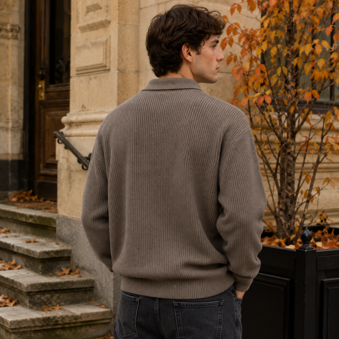 Dos du pull homme marron, maille côtelée et bord-côte en bas du vêtement
