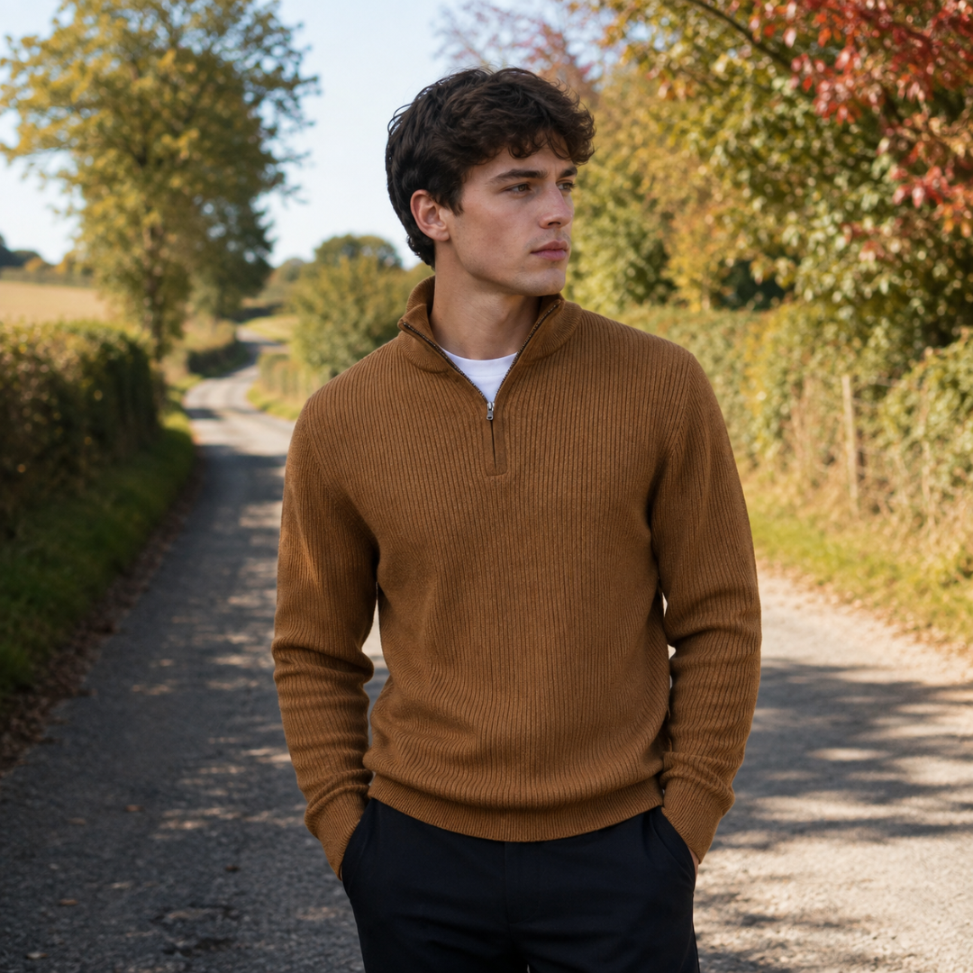 Pull homme camel demi-zip à maille côtelée porté sur un t-shirt blanc