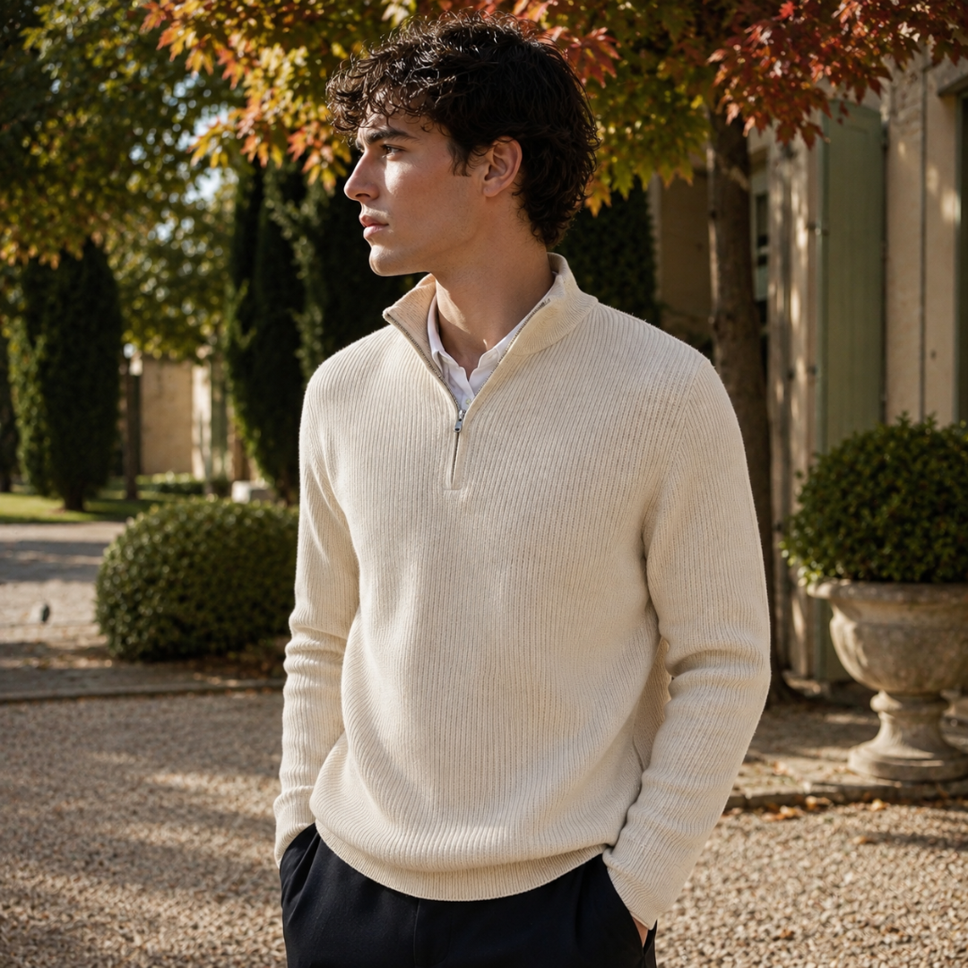 Homme portant un pull crème demi-zip à col montant et manches longues côtelées