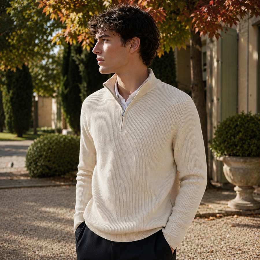Homme portant un pull crème demi-zip à col montant et manches longues côtelées