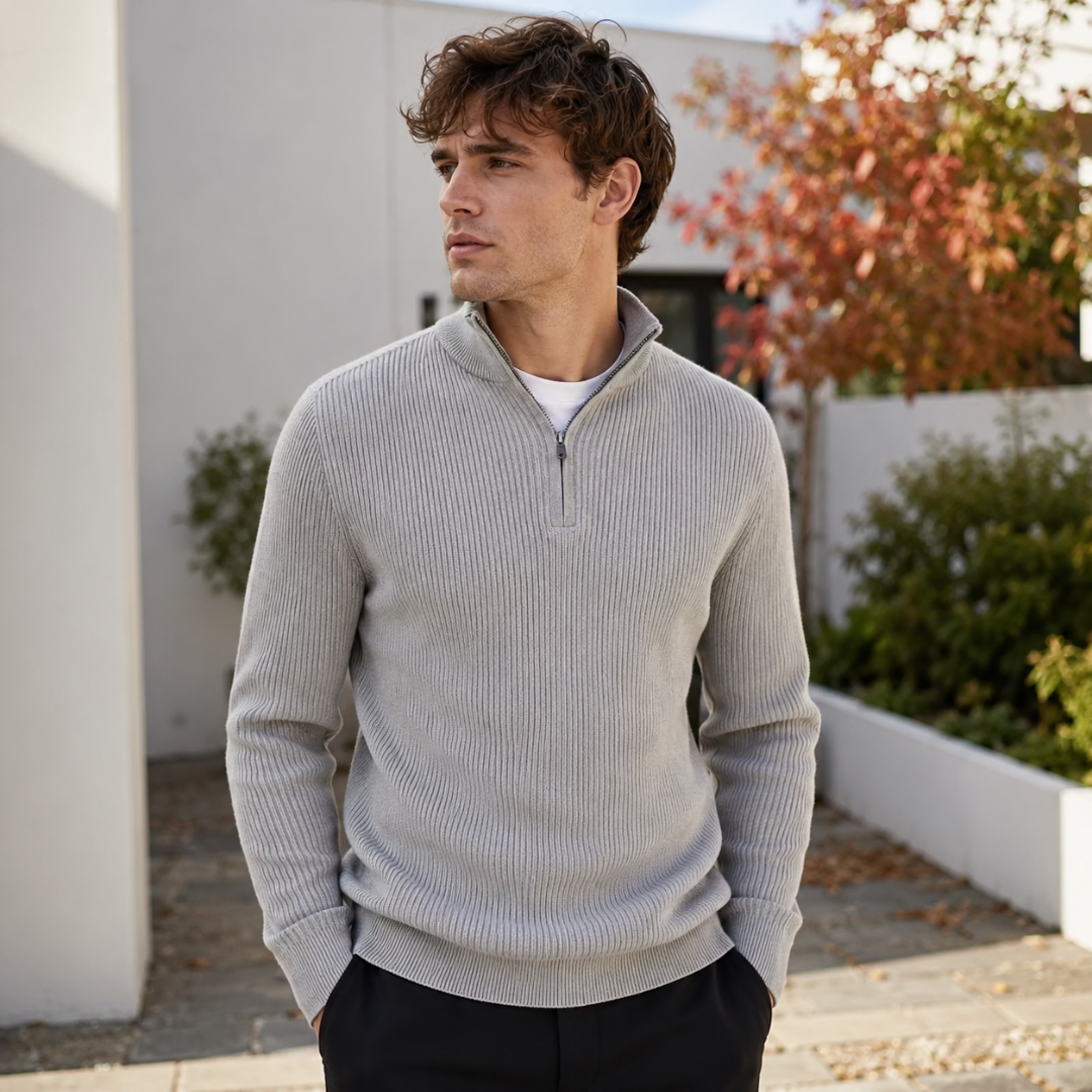 Pull homme gris clair en maille côtelée avec col montant et zip argenté