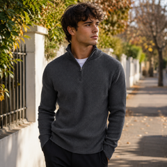Pull homme gris foncé en maille côtelée avec fermeture demi-zip et col montant