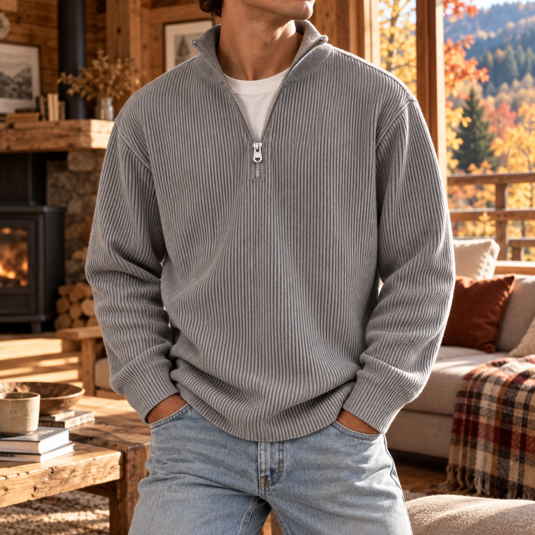 Pull homme gris à demi-zip ouvert sur le col montant, côtes verticales marquées