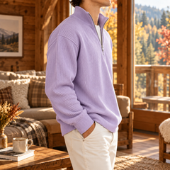 Vue de profil du pull homme lavande, manche longue et poignet côtelé bien visibles