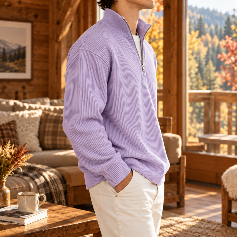 Vue de profil du pull homme lavande, manche longue et poignet côtelé bien visibles