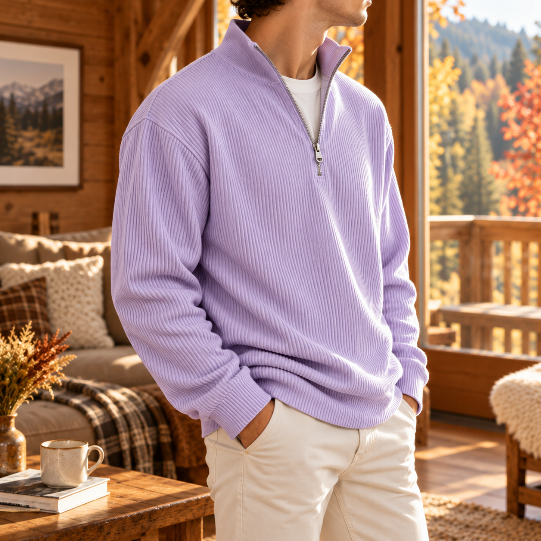 Pull homme lavande porté avec un pantalon clair, col montant relevé et zip argenté
