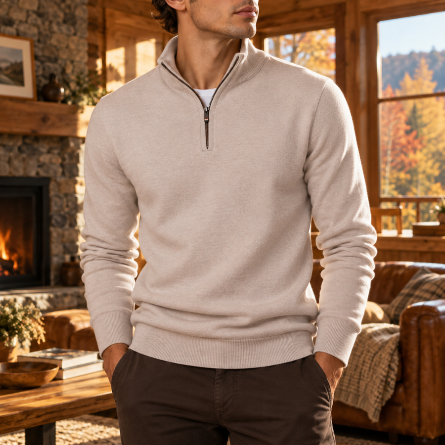 Pull homme beige à col montant et fermeture demi-zip, porté de face