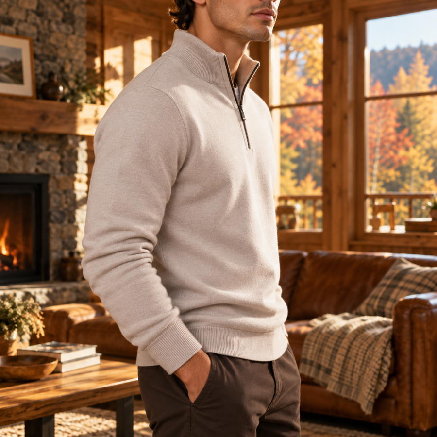 Vue de profil du pull homme beige, manche longue et poignet côtelé