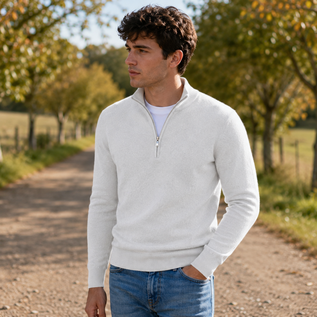 Pull homme blanc à fermeture demi-zip et col montant, poignets en bords côtes