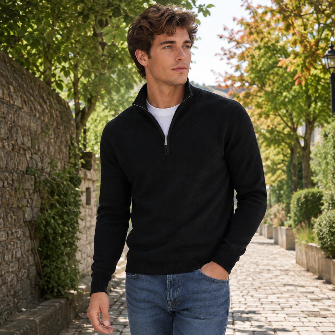 Pull homme noir à fermeture demi-zip et col montant, porté avec un pantalon bleu