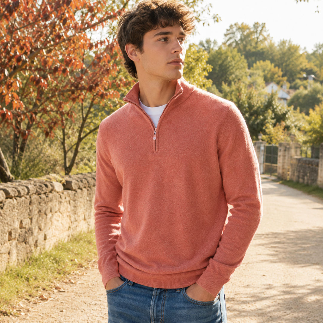 Pull homme rose corail avec demi-zip et bas côtelé, porté avec un pantalon bleu