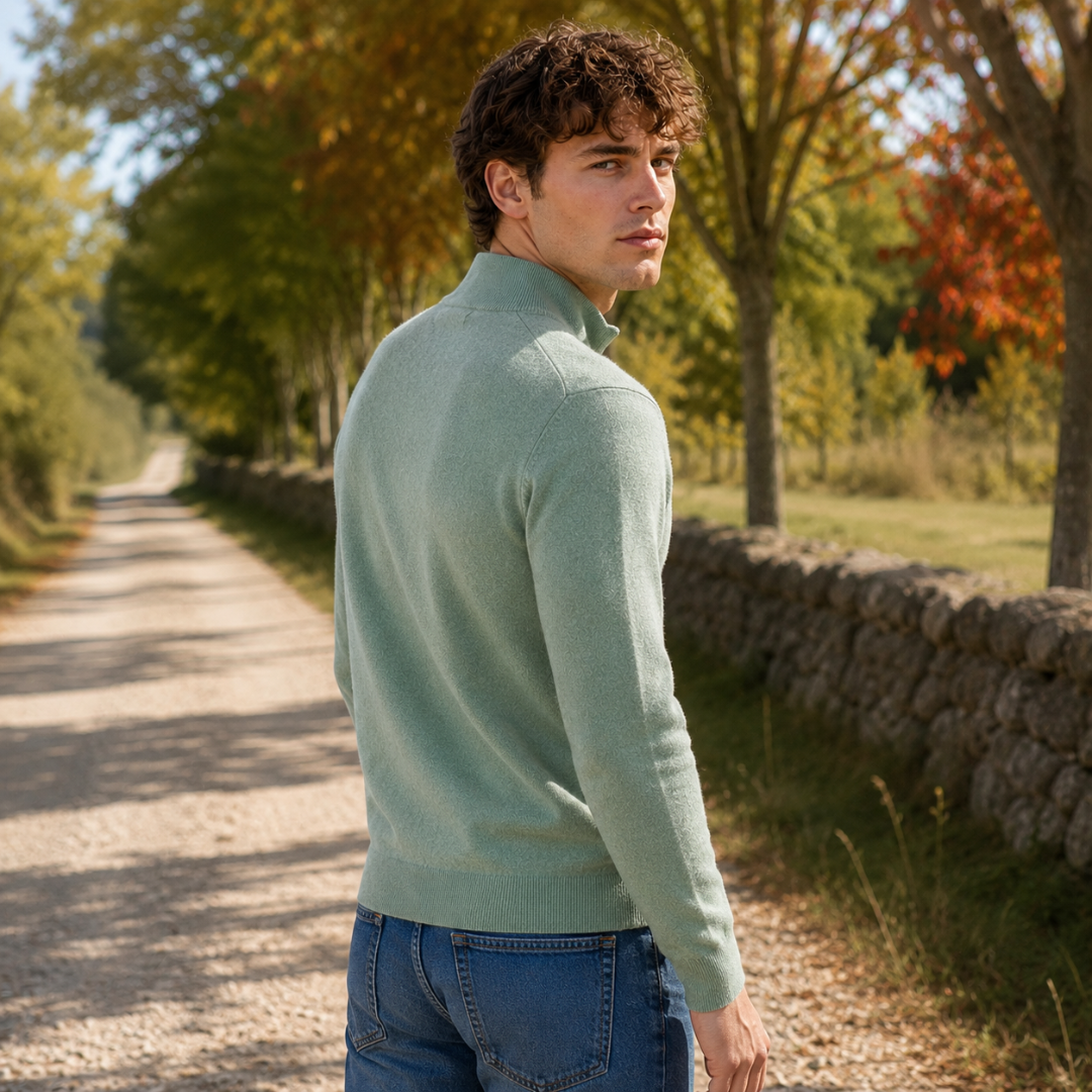 Vue de trois quarts dos du pull homme vert à col montant en maille unie