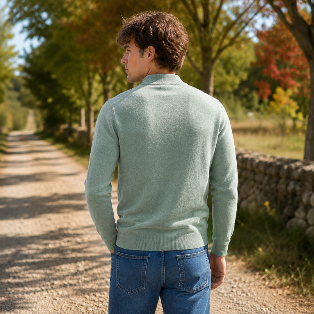 Dos du pull homme vert en maille unie avec bas côtelé et manches longues