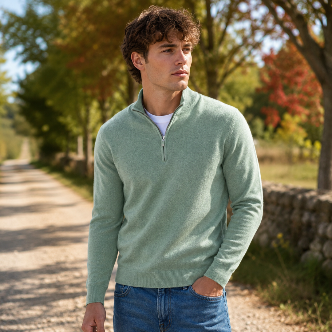 Pull homme vert avec zip court remonté sur le col montant, allure décontractée