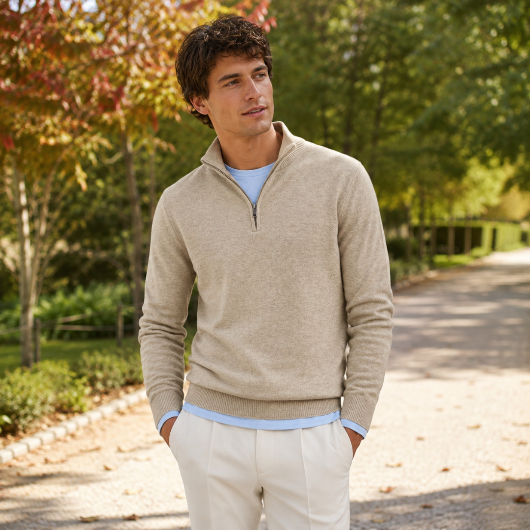 Pull homme beige à demi-zip et col montant, porté avec un pantalon crème