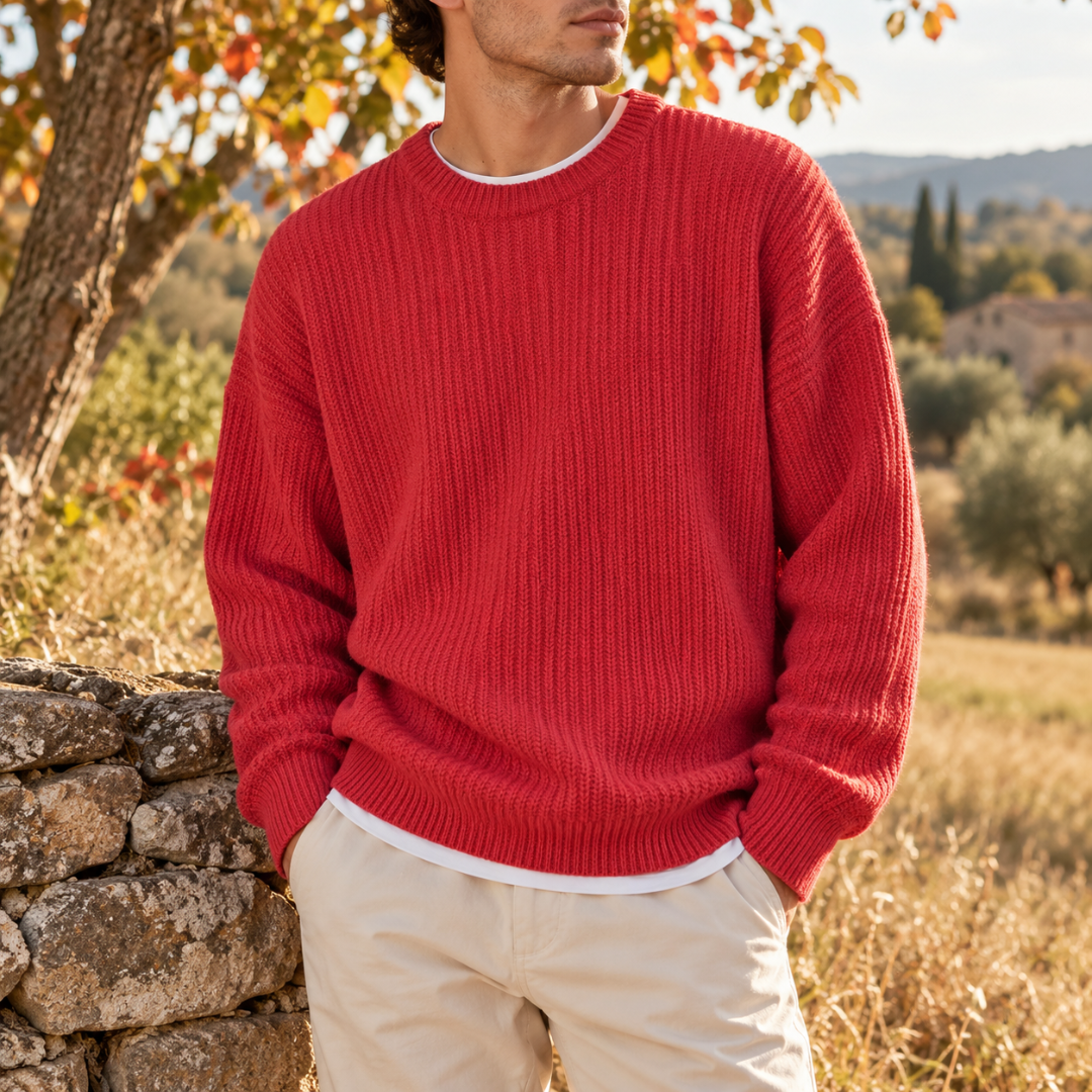 Pull homme rouge en maille côtelée à col rond porté sur un t-shirt blanc