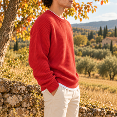 Pull homme rouge de profil, côtes verticales et manches longues en bord-côte