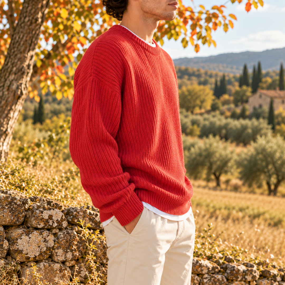 Pull homme rouge de profil, côtes verticales et manches longues en bord-côte