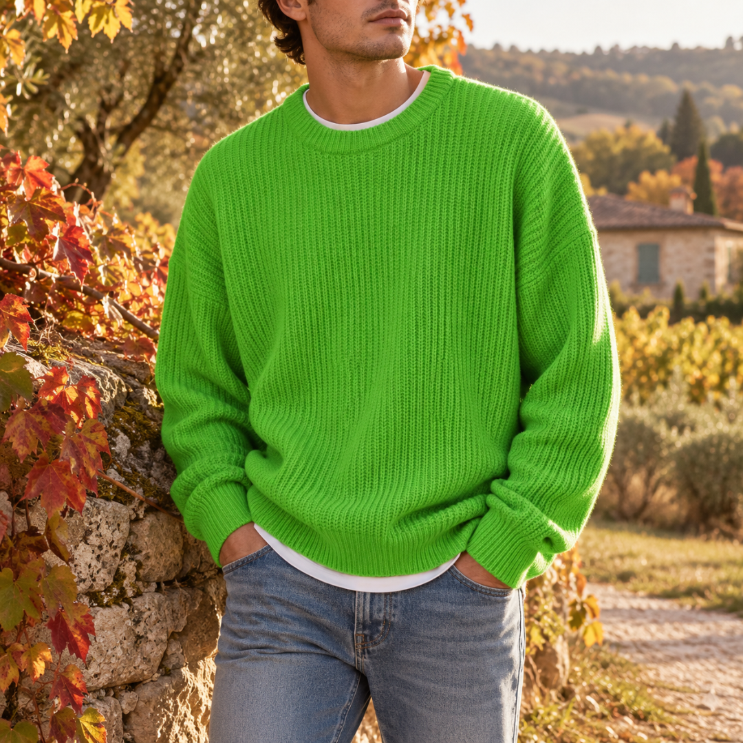 Pull homme vert vif en maille côtelée porté avec un pantalon clair