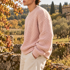 Vue de profil du pull homme rose, manches longues et poignets côtelés
