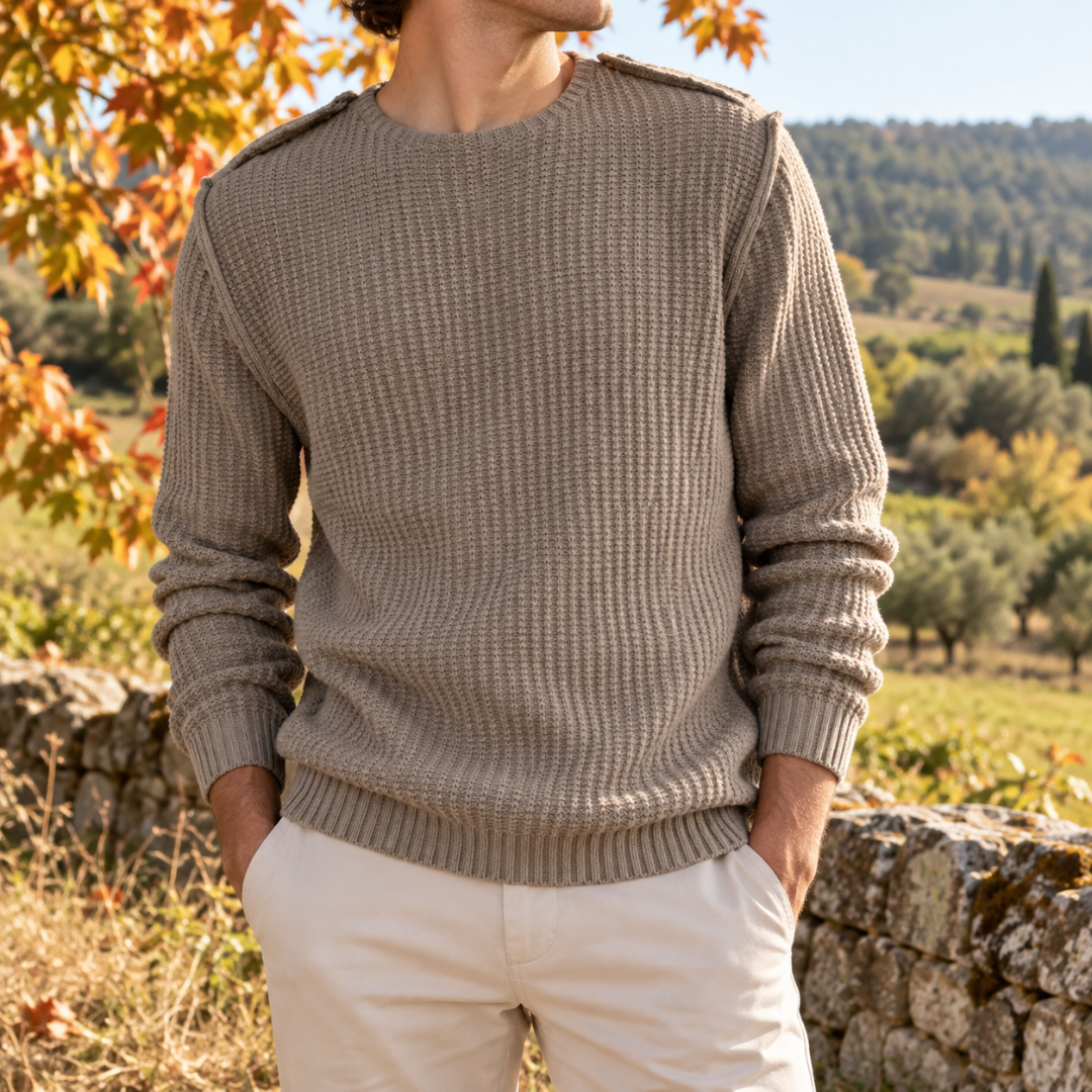 Pull homme beige en maille gaufrée à col rond, poignets côtelés et épaules soulignées