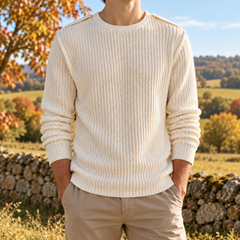 Pull homme blanc en maille gaufrée à col rond, porté avec un chino beige