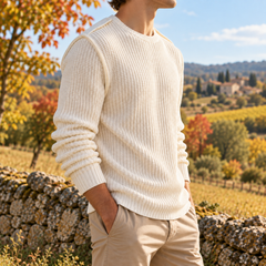 Pull homme blanc vu de trois quarts, coutures d'épaule apparentes et poignets côtelés