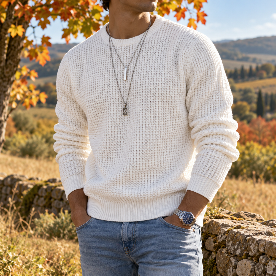 Pull homme blanc en maille gaufrée à col rond, porté avec un pantalon clair