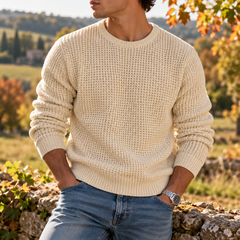 Pull homme crème en maille gaufrée à col rond, porté avec un pantalon clair